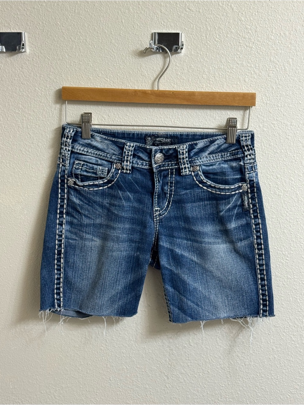 Silver Jeans Co. Suki Mid Capri Denim Shorts W28 Y2K Raw Hem Distressed